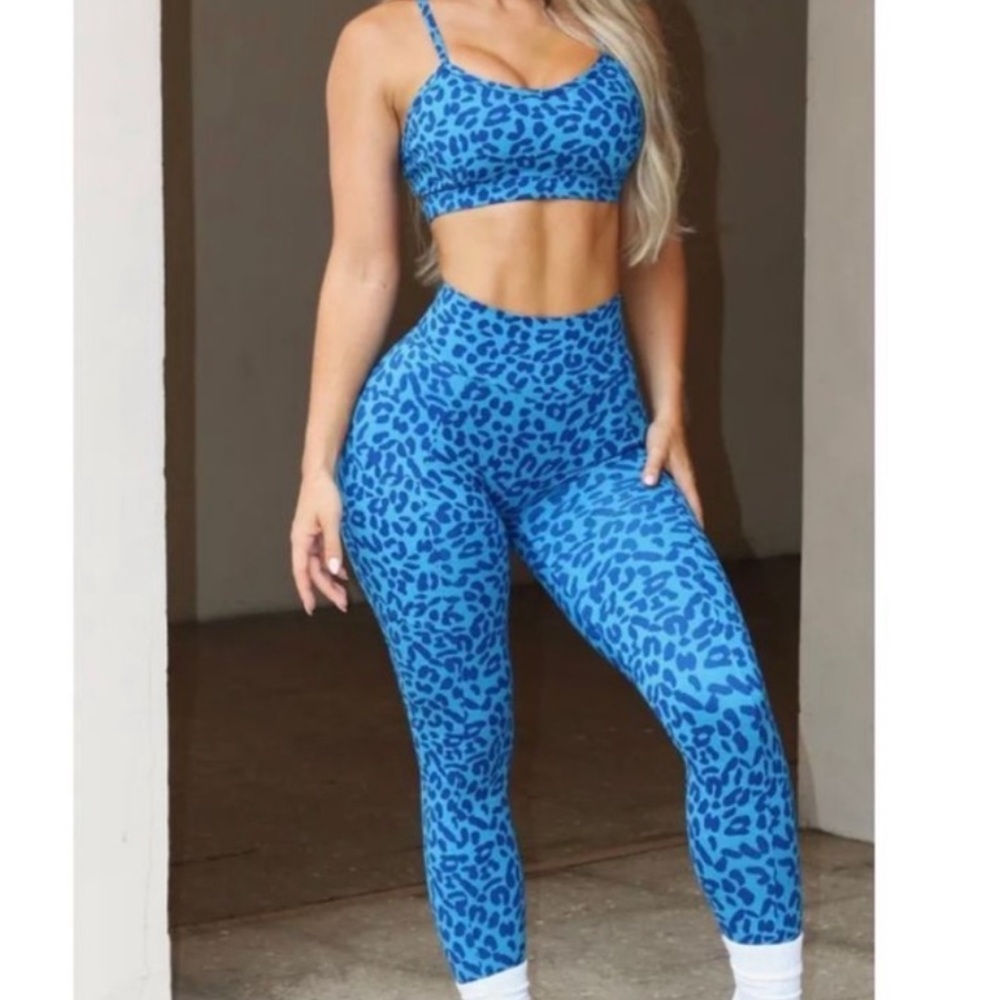 IOS bombshell blue leopard print set ISO